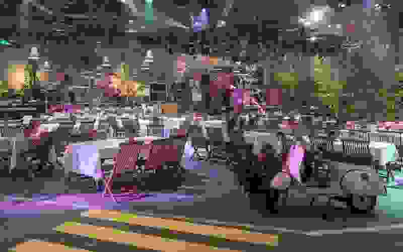 Ein Strassenfest in der Halle für alle Mitarbeitenden. 