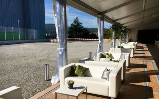 Eingerichtetes Zelt mit Sofas und Beistelltischen am Eröffnungsanlass des dritten Datacenter. 