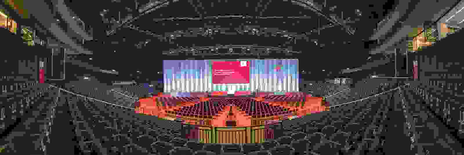Hallenstadion von Innen mit riesigen Leinwand und Bestuhlung für GV der Swiss Life. Ohne Gäste. 