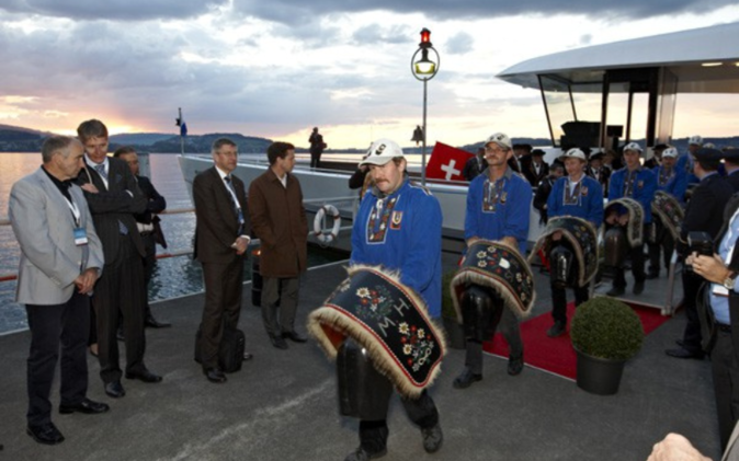 Trychler-Gruppe verlässt die Panorama-Yacht. 