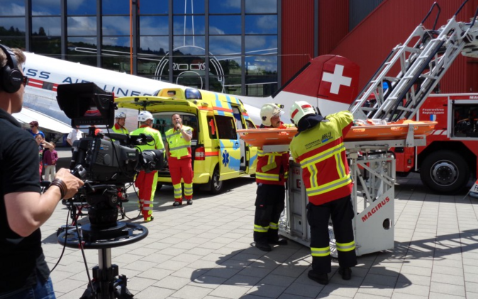 Die Höhenrettung wird live simuliert. 