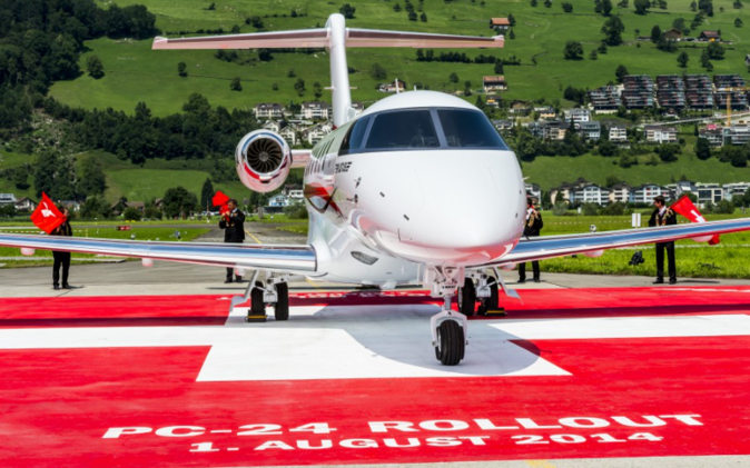 PC-24 auf einem ausgelegten Schweizer Kreuz auf dem Flugplatz in Buochs. 