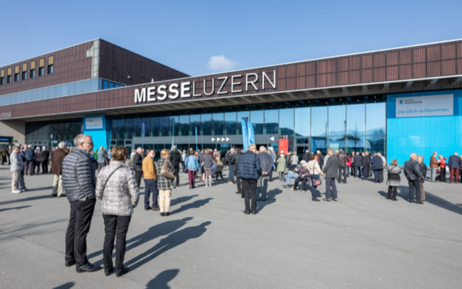 Messe Halle beim Einlass vor der Generalversammlung der LUKB. 