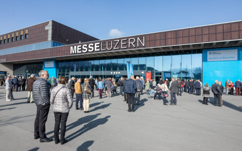 Messe Halle beim Einlass vor der Generalversammlung der LUKB. 