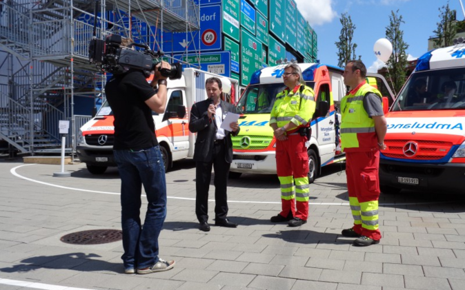 Rettungssanitäter werden befragt. 