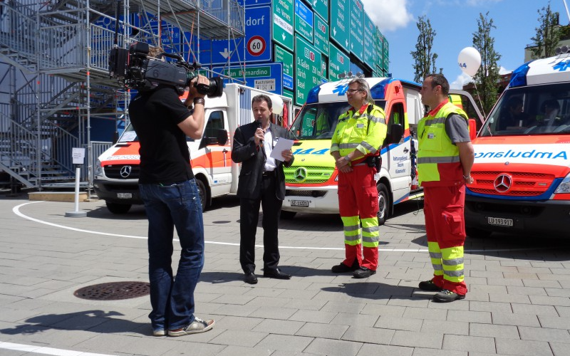 Rettungssanitäter werden befragt. 