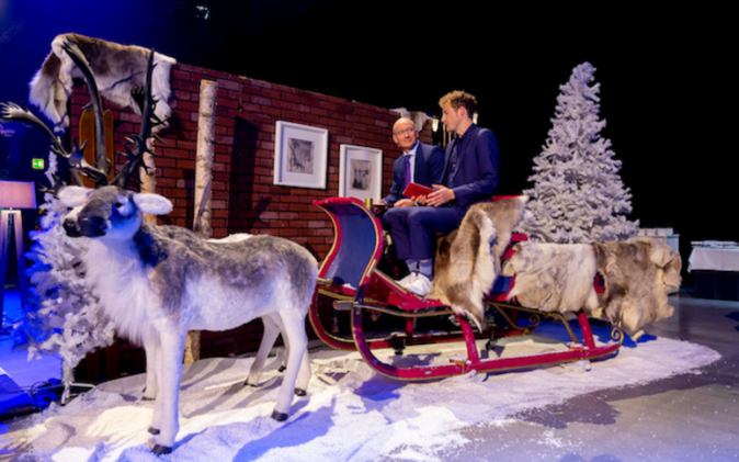 Winterlandschaft mit 2 Personen auf Schlitten