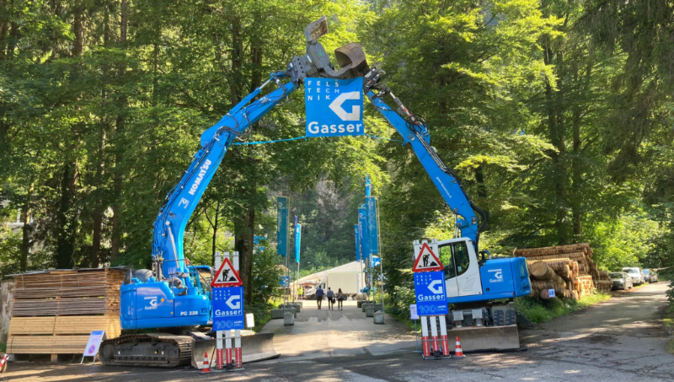 Zwei Fahrzeuge der Gasser Feldtechnik AG bilden einen Eingangsbogen für die Gäste