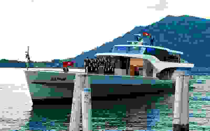Schiff mit Jodler und Fahnenschwinger