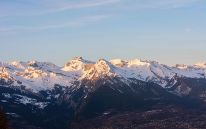 frisch verschneite Berglandschaft