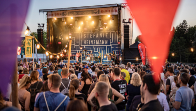Festivalbühne mit Konzert von Stefanie Heinzmann