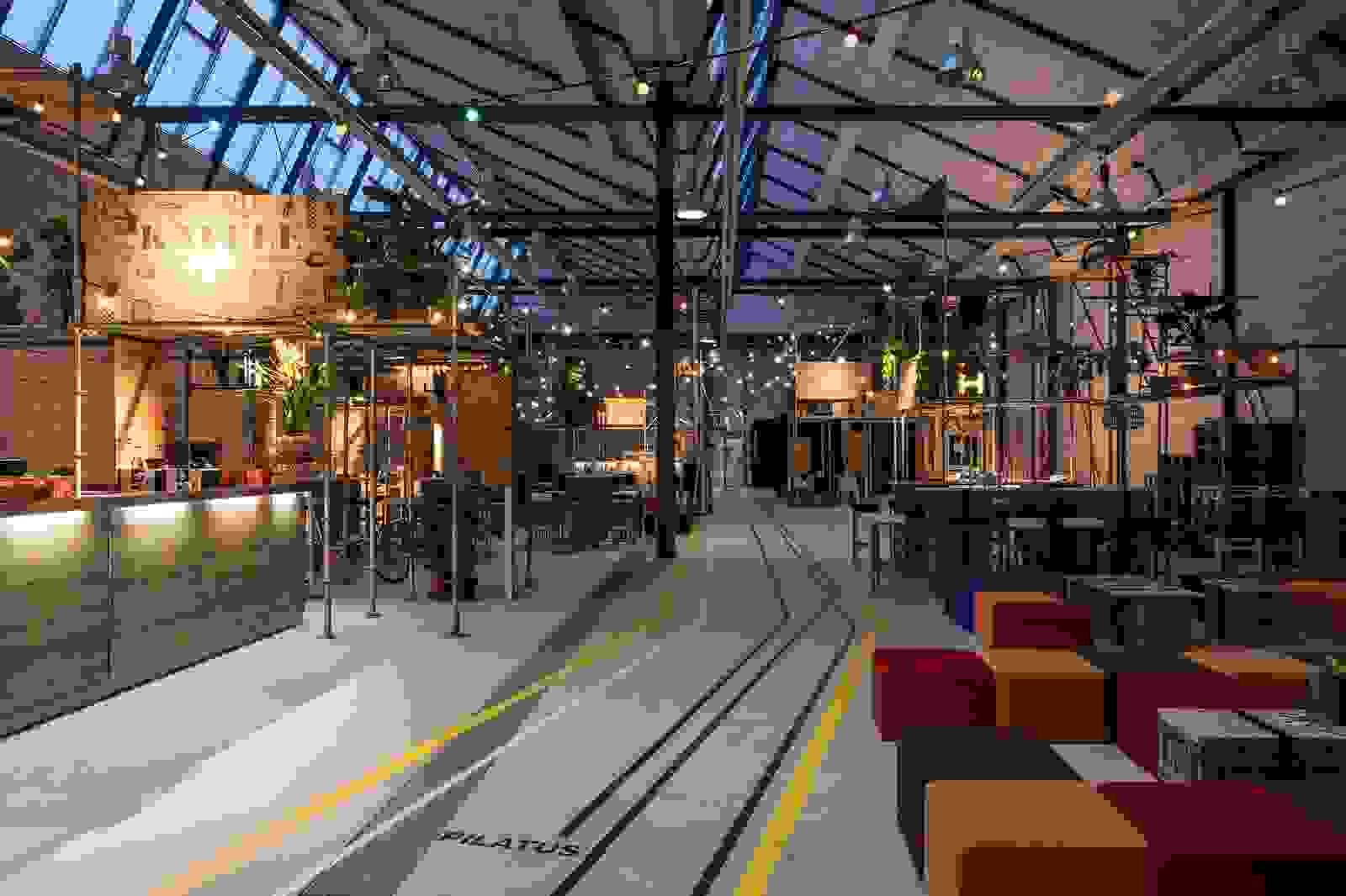 Die eingerichtete Markthalle in schöner Atmosphäre. 