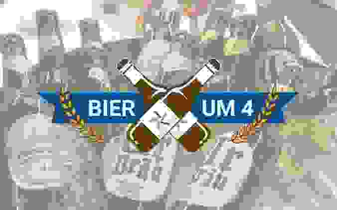 Logo von Bier um 4, im Hintergrund Bierflaschen in einem Kühler