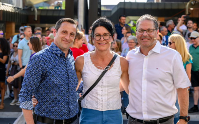 Die Vertreter der drei Gastgeberparteien
