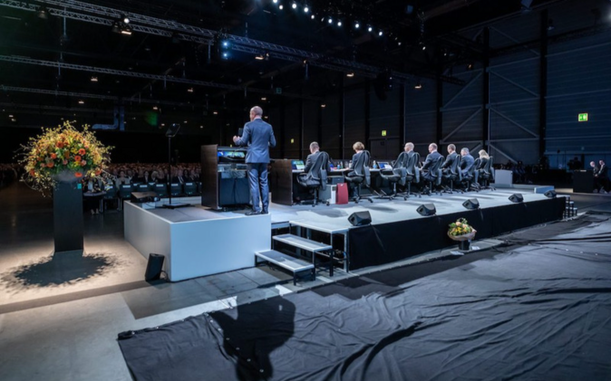 Podium von hinten während der GV der Luzerner Kantonalbank.