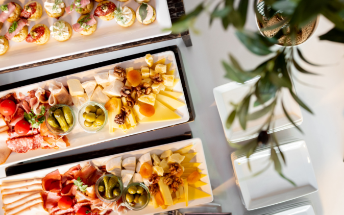 Apéroplättchen mit Käse, Fleisch, Nüssen, Oliven an der internen Schulungsmesse