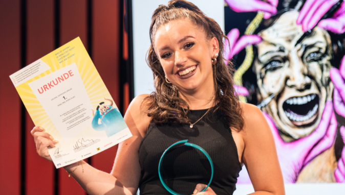 Gewinnerin mit Urkunde
