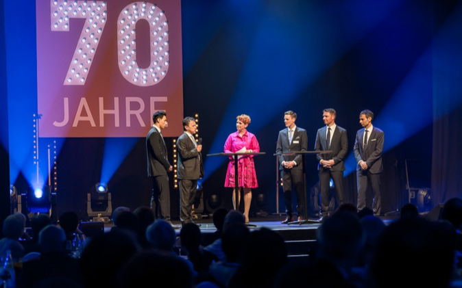 Podiumsdiskussion mit mehreren Personen und Moderation. 