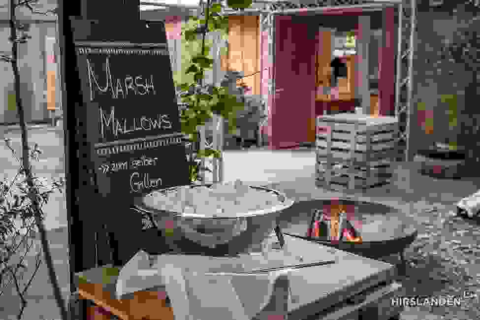 Schale mit Marsh Mallows am Klinikfest der Hirslanden St. Anna im Sinnlicht Luzern. 