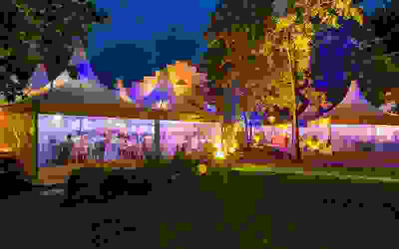 Die Atmosphäre eines Events ist entscheidend. Wenn es uns gelingt, eine einladende Stimmung zu schaffen, in der sich die Gäste wohlfühlen und die die Botschaft des Events unterstreicht, wirkt sich das nachhaltig auf den Erfolg aus.