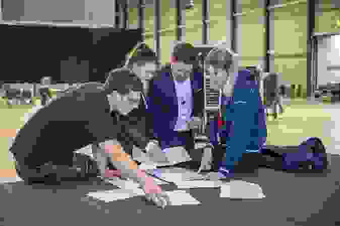 Das Projektteam bei einer Absprache mitten in der Nacht. 