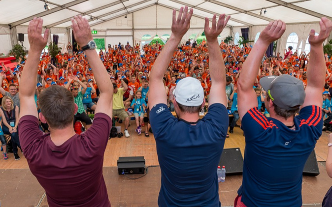 Rund 500 Jugendliche im Zelt beim Sport- und Freizeitcenter Greifensee. 