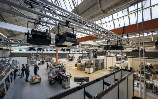 Halle eingerichtet für die Fachmesse mit verschiedenen Ständen, nachher