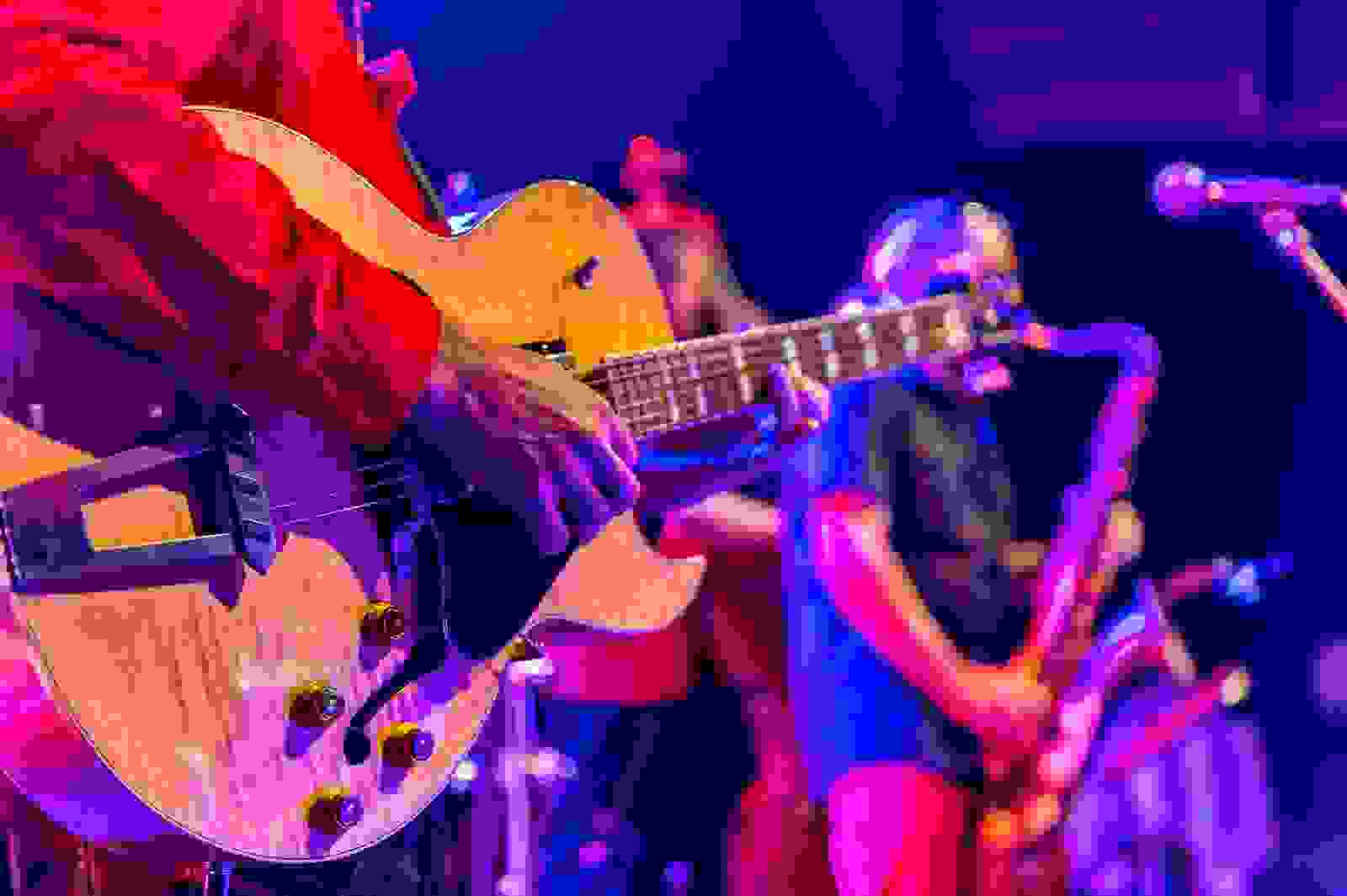 Nahaufnahme einer Gitarre an einem Konzert an einem Event, organisiert durch Furrer Events