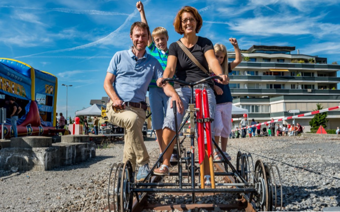 Eine Familie auf einer Draisine. 