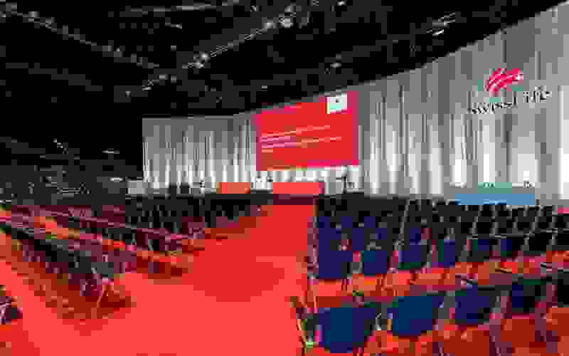 Grosse Bühne mit Leinwand und Podium an der Generalversammlung Swiss Life im Hallenstation