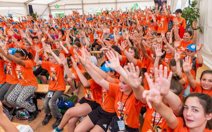 Rund 500 Jugendliche im Zelt beim Sport- und Freizeitcenter Greifensee. 