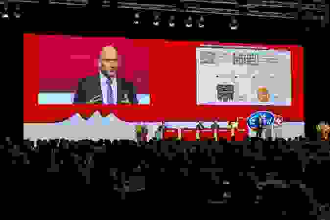 Leinwand und Podium an der GV der Emmi. 