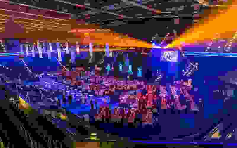 Bossard Arena mit Gästen am 50-Jahre-Jubiläum des EVZ.