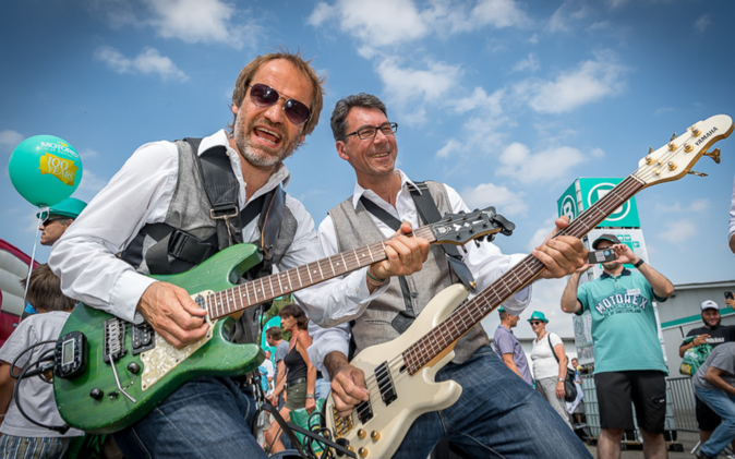 Zwei Bandmitglieder mit Gitarren. 
