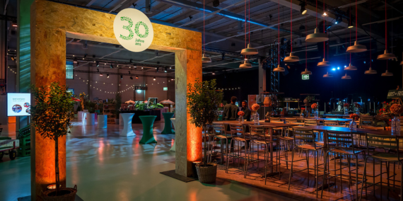 Ein Dorffest in der Halle. 