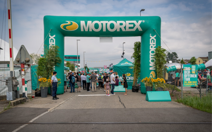 Eingang zum Festivalgelände am öffentlichen Anlass der Motorex. 