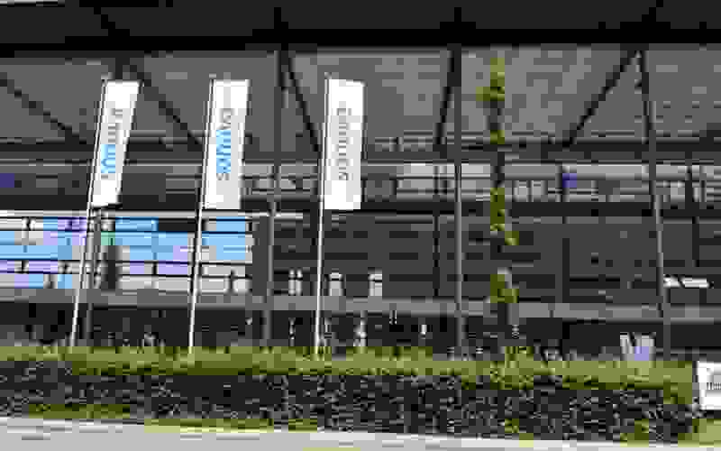 Die Messe Zürich von Aussen mit Fahnen von Sonova an der GV. 