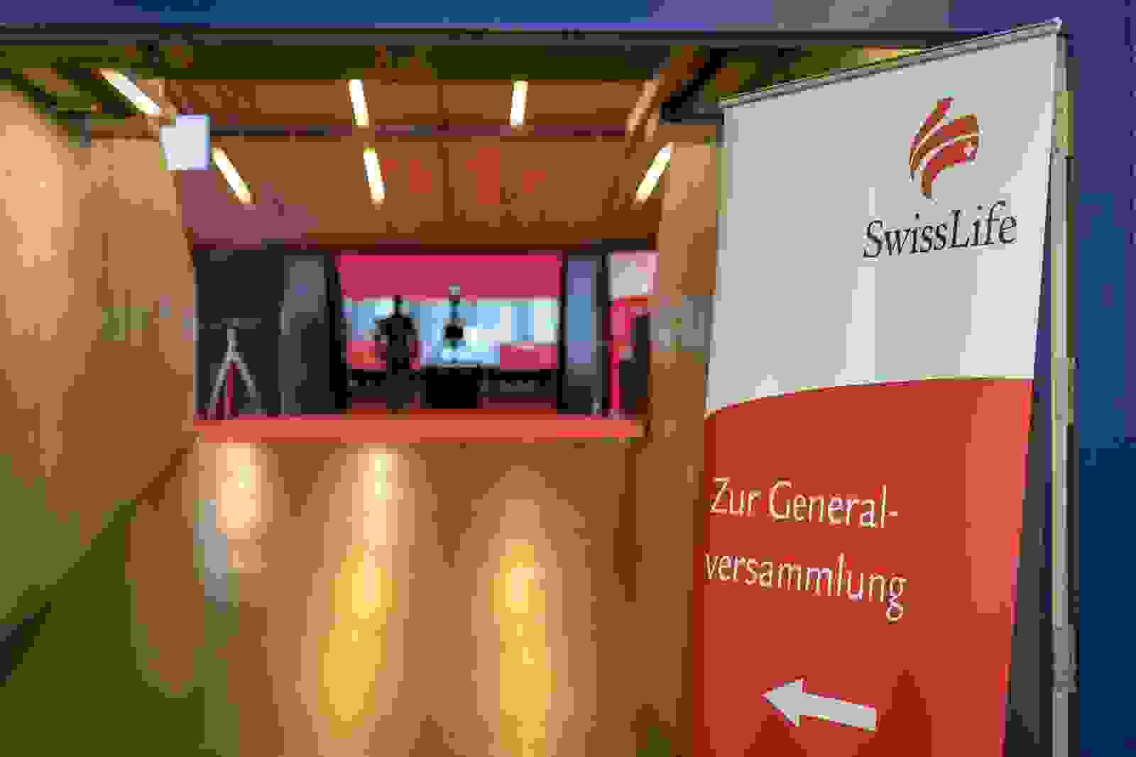 Symbolbild: Banner einer Generalversammlung mit Pfeil