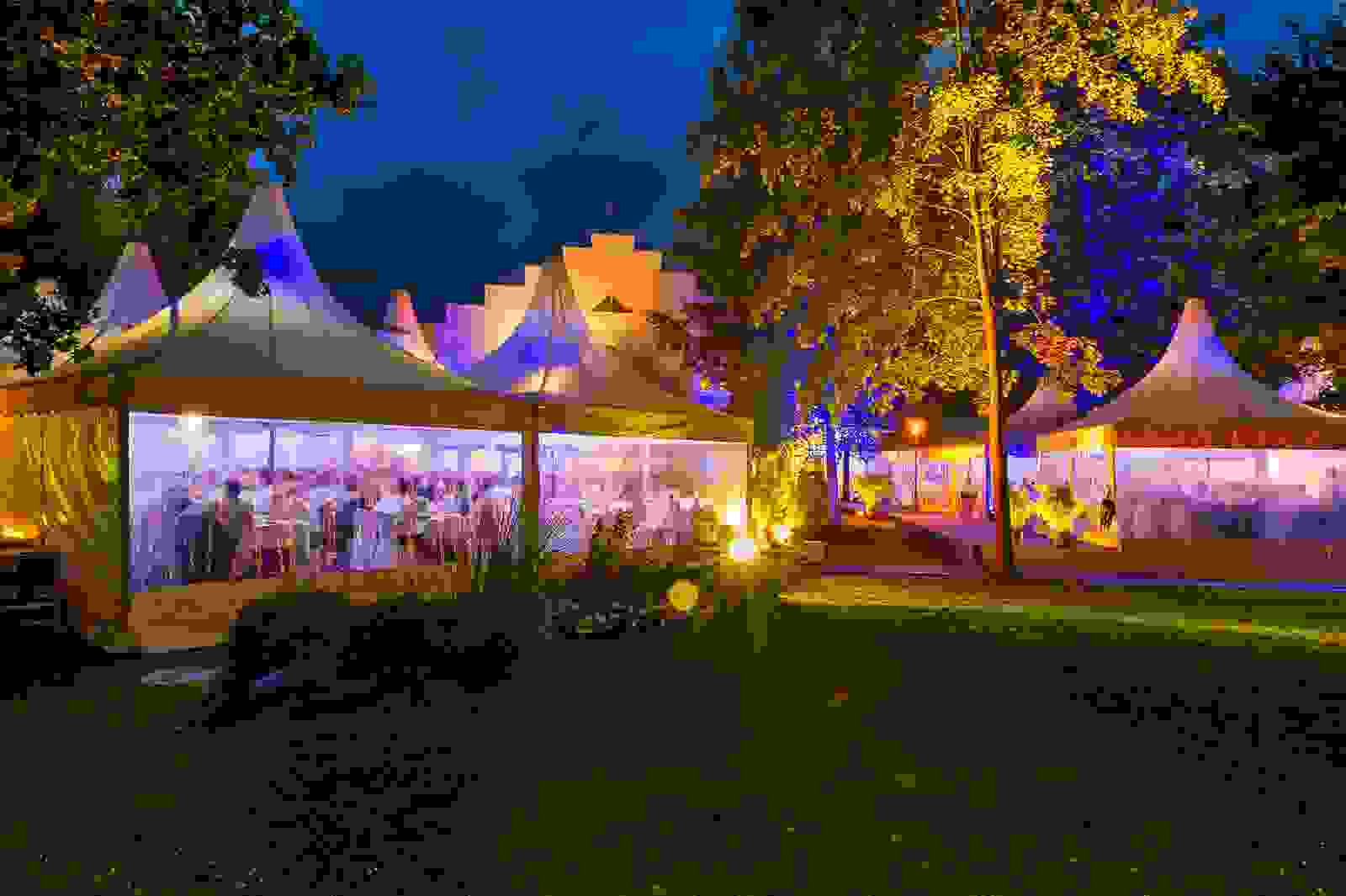 Stimmungsbild mit Zelten und Licht in einem Park