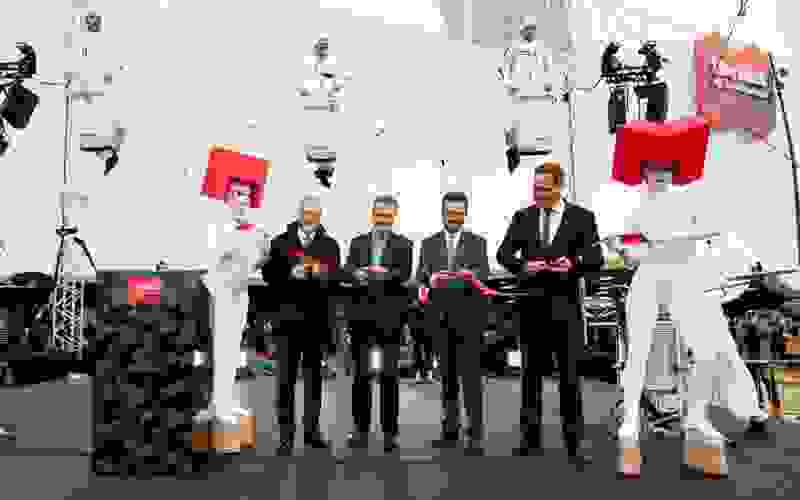 Offizielle Banddurchtrennung an der Eröffnungsfeier des Shoppingcenters.