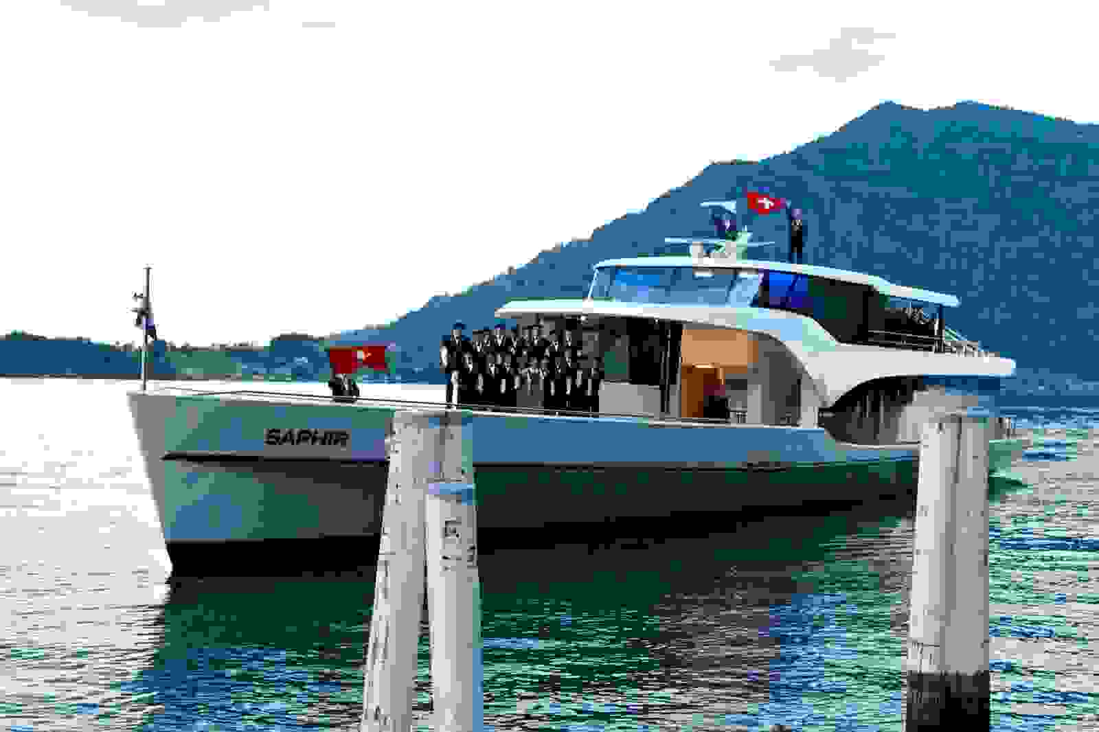 Panorama-Yacht der Schifffahrt Vierwaldstättersee mit Jodler. 
