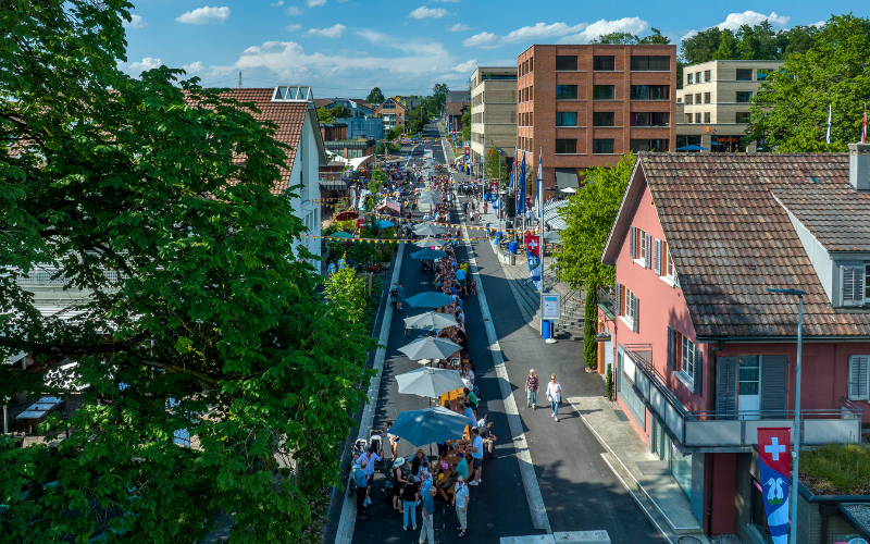 Perfektes Wetter, tolle Stimmung, eine 200 Meter lange Tavolata und rund 2’000 Hünenberger und Hünenbergerinnen in Feierlaune.