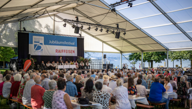Zeltdach mit vielen Gästen am Jubiläumsfestival der Raiffeisen