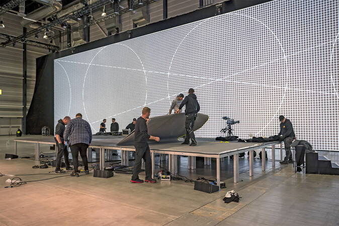 Die Bühne wird in einem Nachtumbau umgebaut. 