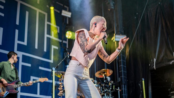 Stefanie Heinzmann Stefanie Heinzmann an einem Konzert auf der Bühne