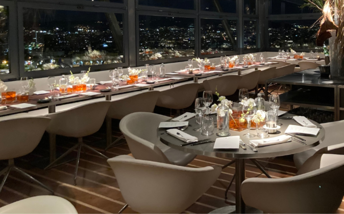 Gedeckte Tische im Restaurant hoch über Barcelona, anlässlich Kundenanlass 60 Jahre Jubiläum. 