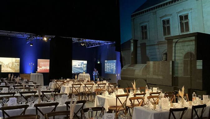 alter Bahnhof Zug Feierlich dekorierte Tische und Stühle stehen vor dem nachgebauten Zuger Bahnhof für ein Essen, zurückversetzt in die damalige Zeit, bereit.