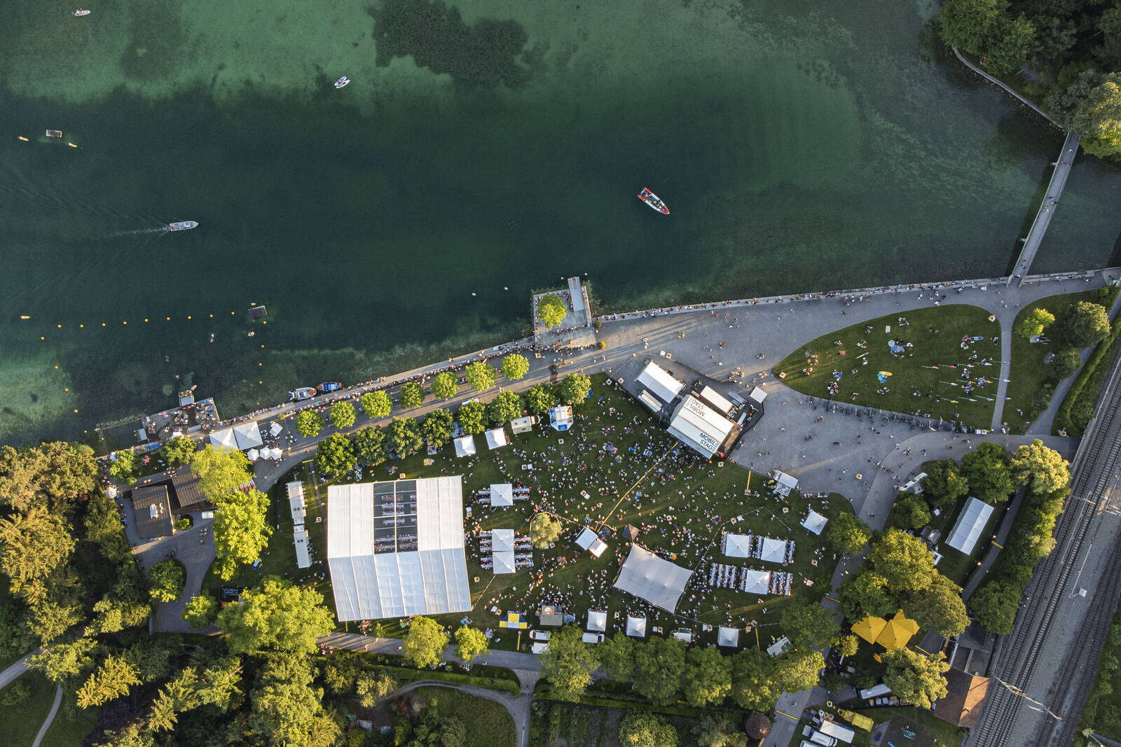 Drohnenaufnahme eines Festivalplatzes am See