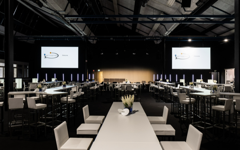 Fachmesse WirePro Expo Komax eingerichtete Halle mit Tischen und Stühlen, nachher