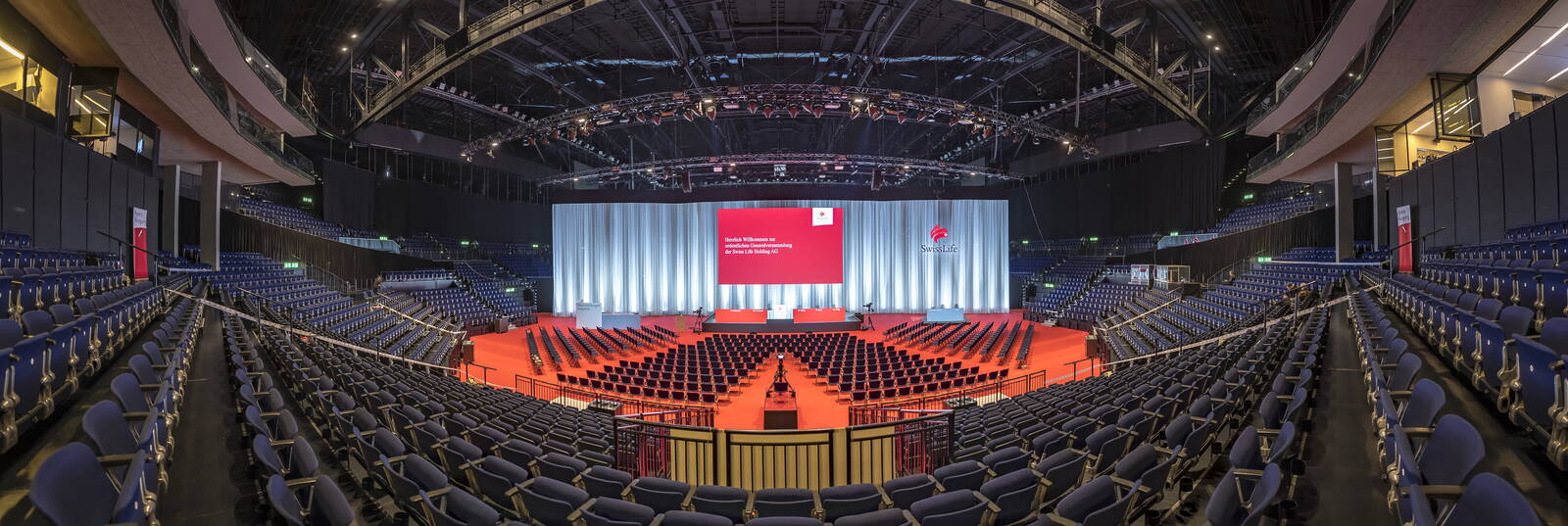 Hallenstadion von Innen mit riesigen Leinwand und Bestuhlung für GV der Swiss Life. Ohne Gäste. 